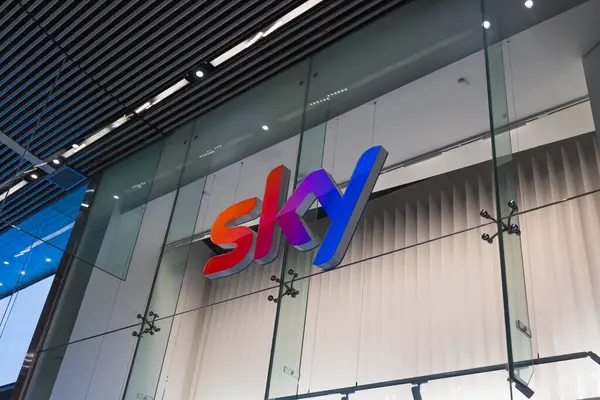 Parlak cam cepheli renkli logolu canlı Sky mağaza tabelası modern perakende markası için mükemmel. Londra, İngiltere, 10 Şubat 2024