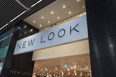 Aydınlatılmış New Look mağaza tabelası, alışveriş merkezinde şık tasarım, popüler moda perakende markası sergileniyor. Londra, İngiltere, 10 Şubat 2024