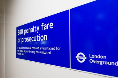 Blue London Overground tabelasında yolcu ücreti ve toplu taşıma kullanıcıları için imtiyaz bilgileri görünüyor.