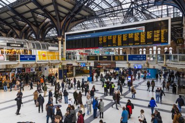 Liverpool Caddesi İstasyonu ikonik kemerli çatı altında, dijital kalkış tahtaları ve tarihi mimari detaylarla dolup taşıyor. Londra, İngiltere, 11 Şubat 2024