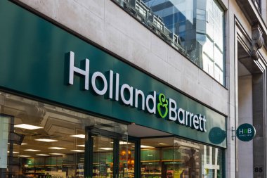 Hollanda ve Barrett 'ın perakende satış yerleri temiz markalar, doğal sağlık ürünleri ve cam mağazaları gösteriyor. Londra, İngiltere, 11 Şubat 2024