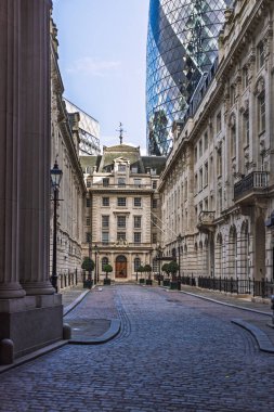 Dar kaldırım taşı sokağında sakin bir şehir ortamında tarihi mimari sergilenen klasik taş binalar var. Londra, İngiltere, 11 Şubat 2024