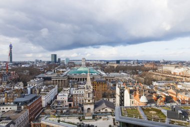 Londra 'nın panoramik görüntüleri eski ve yeni yapıların bir karışımı ile şehrin canlı metropolitan atmosferini vurguluyor. Londra, İngiltere, 11 Şubat 2024