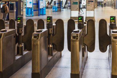 Londra metro istasyonundaki otomatik bilet bariyerleri ve turnikeleri etkin ve güvenli geçiş için yolcu girişini kontrol ediyor. Londra, İngiltere, 17 Şubat 2024