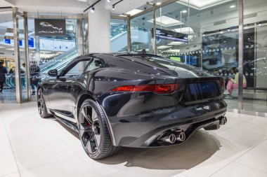 2024 Jaguar F-Type R-Dynamic coupe 'nin arka açısı, sergi salonunda gösterişli siyah tasarım ve spor arka özellikleri vurguluyor. Londra, İngiltere, 17 Şubat 2024