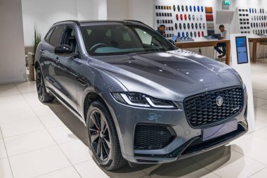 Siyah 2024 Jaguar F Pace R Dynamic SE lüks SUV, zarif tasarım ve spor performansla sergilenmektedir. Londra, İngiltere, 17 Şubat 2024