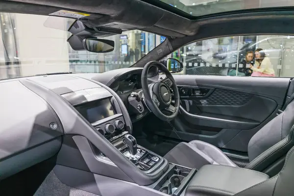 2024 Jaguar F Tipi R Dinamik Coupe 'nin lüks iç tasarımı spor koltuklar, gelişmiş gösterge paneli ve modern direksiyon tasarımı. Londra, İngiltere, 17 Şubat 2024