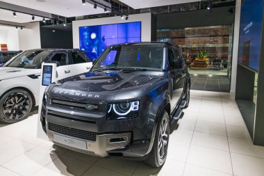 Black 2024 Defender 110 X Dinamik HSE lüks SUV sergilendi sergi salonunda, engebeli off-road kapasitesiyle rafine modern tasarımı birleştirdi. Londra, İngiltere, 17 Şubat 2024