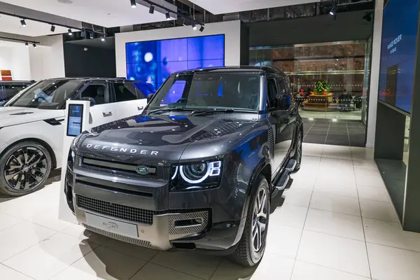 Black 2024 Defender 110 X Dinamik HSE lüks SUV sergilendi sergi salonunda, engebeli off-road kapasitesiyle rafine modern tasarımı birleştirdi. Londra, İngiltere, 17 Şubat 2024