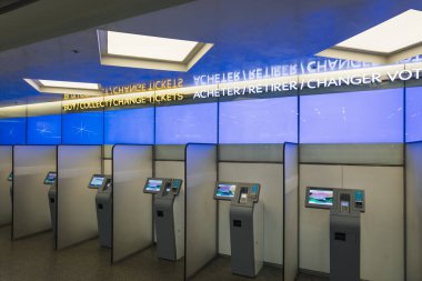 Modern bir tren istasyonunda dijital arayüzleri olan otomatik bilet makineleri. Londra, İngiltere, 25 Şubat 2024
