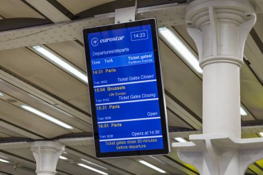 Dijital Eurostar kalkış panosu tren saatlerini, platformları ve varış noktalarını gösteriyor. Londra, İngiltere, 25 Şubat 2024