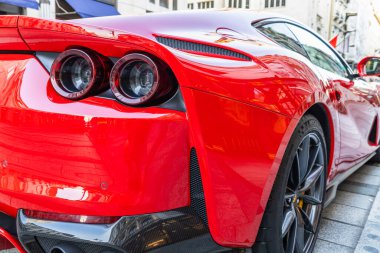 Bir Ferrari 'nin çarpıcı kırmızı arka perspektifi, bu prestijli İtalyan lüks spor araba üreticisini tanımlayan ayırt edici arka lambaları ve aerodinamik hatları sergiliyor. Londra, İngiltere, 28 Ağustos 2023