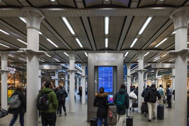 St. Pancras Uluslararası İstasyonu 'nun gezginleri ve dijital kalkış ekranlarıyla iç görüntüsü. Londra, İngiltere, 25 Şubat 2024