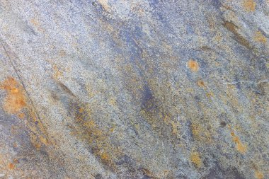 Doğal hava şartları ve karmaşık mineral damar desenleriyle taştan kırsal döşeme dokusu..
