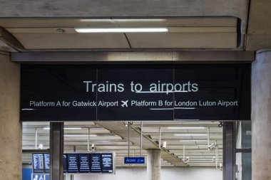 Tren istasyonunun girişi trenler, bilet gişeleri ve programlar için açık tabelalı.