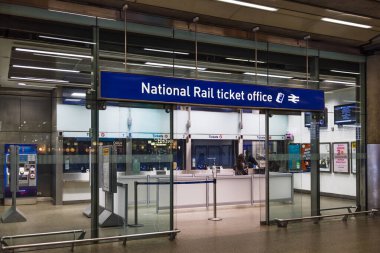 Ulusal Tren İstasyonu bilet ofisi dijital ekranları ve modern, temiz iç tasarımı var. Londra, İngiltere, 25 Şubat 2024