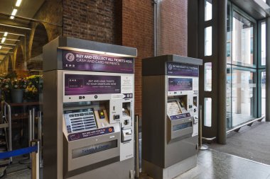 Modern self servis bilet makineleri bir tren istasyonunun içinde, hızlı seyahat alışverişleri için. Londra, İngiltere, 25 Şubat 2024
