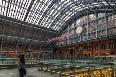 St. Pancras Uluslararası İstasyonu 'nun içinde tarihi mimari sergileniyor. Londra, İngiltere, 25 Şubat 2024