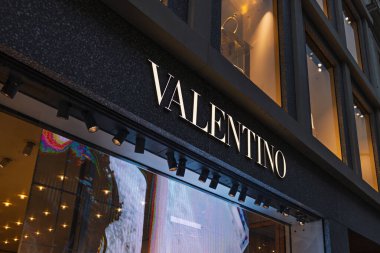 Valentino lüks butik mağazası. Şehir alışveriş alanında parlak siyah ve altın tabelası var. Londra, İngiltere, 25 Şubat 2024