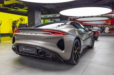 Modern bir sergi salonunda sergilenen aerodinamik tasarımı olan şık bir Lotus Emira spor arabasının arka görüntüsü. Londra, İngiltere, 25 Şubat 2024