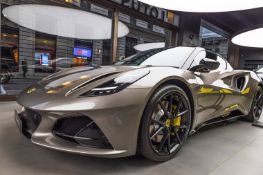 Parlak Lotus Emira spor arabası, modern bir galeride sergilenen zarif çizgileri ve spor tasarımı var. Londra, İngiltere, 25 Şubat 2024