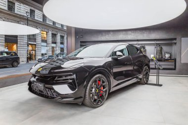 Gösterişli siyah Lotus Eletre elektrikli SUV modern bir sergi salonunda fütürist tasarımı ile sergileniyor. Londra, İngiltere, 25 Şubat 2024
