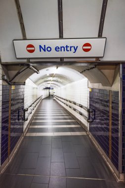Londra metro istasyonundaki merdivenlerin üzerine giriş işareti asılmamış..