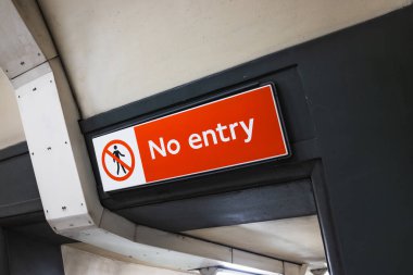 Belirgin bir giriş yok işareti. Yolcu güvenliğini ve kısıtlı erişimi sağlıyor..