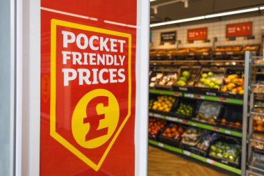 Süpermarket raflarında cep dostu fiyat etiketleri olan uygun fiyatlı bir alışveriş deneyimi. Londra, İngiltere, 3 Mart 2024