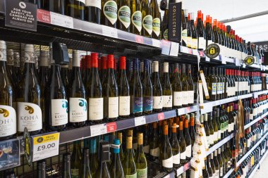 Market rafları kaliteli şarap şişeleriyle dolu, kutlamalar ve günlük eğlenceler için mükemmel. Londra, İngiltere, 3 Mart 2024