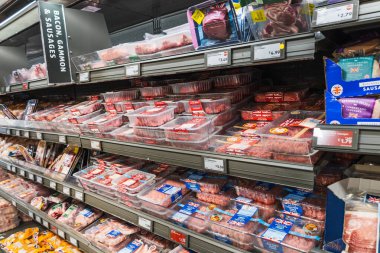 Soğutulmuş et, domuz eti ve kümes hayvanlarının bol olduğu süpermarket taze et bölümü. Londra, İngiltere, 3 Mart 2024