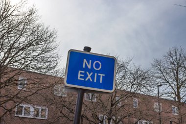Trafik levhası gösteriyor ki - Çıkış yok - ileti, şehir sokağına yerleştirilmiş, çıkmaz sokak veya kısıtlı erişim.