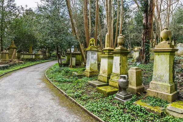 Highgate Mezarlığı, Londra 'nın en ünlü sakinlerinden bazılarının ebedi istirahatgahıdır. Londra, İngiltere, 3 Mart 2024