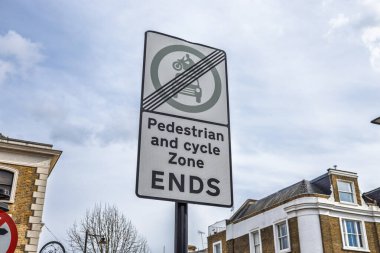 Yaya ve bisiklet yolu şehir ortamında görülen tabelanın bitiş noktasında, yürüyüşçülere ve bisikletçilere uyarı