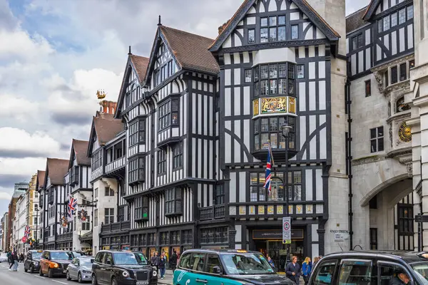 Tudor tarzı tarihi bir bina. Canlı şehir caddesinde ahşap çerçeveli. Araba ve insanlarla dolu. Londra, İngiltere, 3 Mart 2024