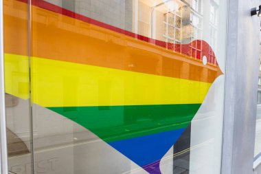 LGBT gurur bayrağı çeşitliliği, eşitliği ve LGBTQ toplumunu temsil ediyor..
