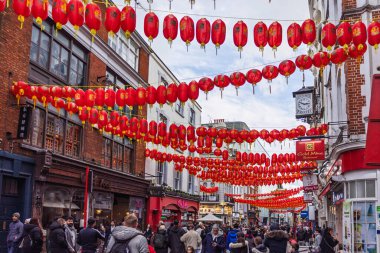 Çin Mahallesi Londra caddesi kırmızı fener süslemeleri ve kültürümüzü kutlayan kalabalık ile dolu. Londra, İngiltere, 3 Mart 2024