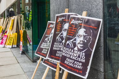 Bir sokak mitinginde sosyal ve siyasi mesajların vurgulandığı sehpalardaki protesto işaretleri. Londra, İngiltere, 16 Mart 2024