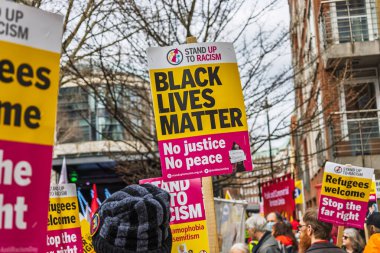Siyahi Yaşamlar, ırksal adalet ve eşitliği savunan renkli işaretler taşıyan eylemcileri protesto ediyor. Londra, İngiltere, 16 Mart 2024