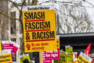 Protestocular, eşitlik ve adaleti savunan bir sokak mitinginde cesur Smash faşizmi ve ırkçılık tabelaları taşıyorlar. Londra, İngiltere, 16 Mart 2024