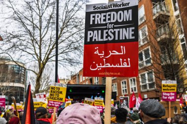 Halk, Filistin 'e Özgürlük hareketinin adalet ve insan hakları talebiyle tutkulu bir sokak protestosuna imza attı. Londra, İngiltere, 16 Mart 2024