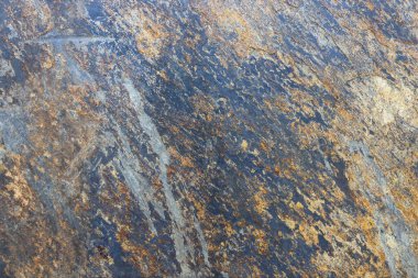 Çok yönlü kullanım için toprak kahverengi ve gri tonlara sahip engebeli doğal taş dokusunun detaylarıyla detaylandırılmış..