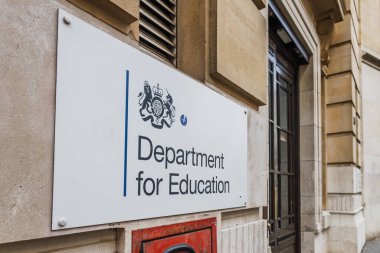 Eğitim Bakanlığı 'nın eğitim otoritesini sembolize eden bir hükümet binası tabelasının kapatılması. Londra, İngiltere, 16 Mart 2024