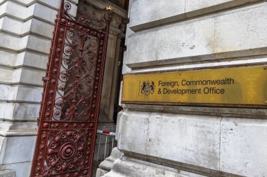 Dışişleri, Cumhuriyet ve Kalkınma Ofisi 'nin bir İngiliz hükümet binasının dış cephesinde imzası var. Londra, İngiltere, 16 Mart 2024