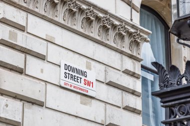 Hükümet binası yakınlarındaki tarihi Londra binasında Başbakanlık Caddesi SW1 sokak tabelası sergileniyor..