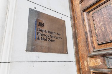 Hükümet binasının duvarına Enerji Güvenlik ve Sıfır Noktası için resmi işaret asıldı. Londra, İngiltere, 16 Mart 2024