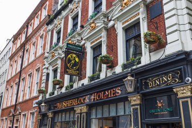 Sherlock Holmes Pub Restoranı 'nın dış kaplamasında geleneksel İngiliz bar mimarisi sergileniyor. Londra, İngiltere, 16 Mart 2024