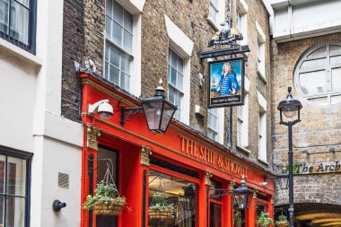 Ship and Shovell Charming Pub Lokantası. Parlak kırmızı dış görünüşlü ve klasik İngiliz bar tarzı. Londra, İngiltere, 16 Mart 2024
