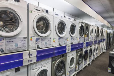 Currys mağazasının eşya bölümünde ön yükleme makineleri sergileniyor. Londra, İngiltere, 17 Mart 2024