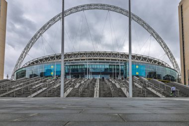 Wembley Stadyumu 'nun ikonik kemeri ve geniş giriş merdivenleriyle dış görünüşü. Londra, İngiltere, 17 Mart 2024